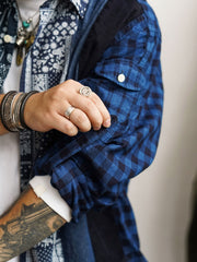 詳細画像
「REMAKE パッチワーク アシンメトリーヘム 長袖シャツの素材ディテール特写。藍染め織りのチェック柄やペイズリー柄、デニム、コーデュロイなど6種類の異素材を組み合わせたパッチワークと、動きのあるアシンメトリーヘムのクローズアップ。袖部分には調節可能なタブも配置。」
モデル画像
「REMAKE パッチワーク アシンメトリーヘム 長袖シャツを着用したモデルが、デニムパンツと合わせたリラックス感のあるレトロなカジュアルスタイルを披露。ルーズフィットとドロップショルダーのカッティングがトレンド感を強調。」