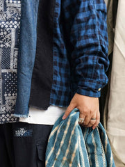 詳細画像
「REMAKE パッチワーク アシンメトリーヘム 長袖シャツの素材ディテール特写。藍染め織りのチェック柄やペイズリー柄、デニム、コーデュロイなど6種類の異素材を組み合わせたパッチワークと、動きのあるアシンメトリーヘムのクローズアップ。袖部分には調節可能なタブも配置。」
モデル画像
「REMAKE パッチワーク アシンメトリーヘム 長袖シャツを着用したモデルが、デニムパンツと合わせたリラックス感のあるレトロなカジュアルスタイルを披露。ルーズフィットとドロップショルダーのカッティングがトレンド感を強調。」