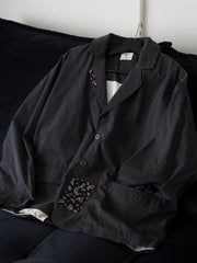 製品画像
「ヴィンテージ ペイズリー柄パッチルーズフィット テーラードジャケット全体イメージ。撥水素材と不規則なペイズリー柄パッチデザインが特徴のカジュアルな一着。」
詳細画像
「不規則に配置されたペイズリー柄パッチと高密度ヘリンボーン裏地のディテールクローズアップ。機能性とファッション性を融合したデザイン。」