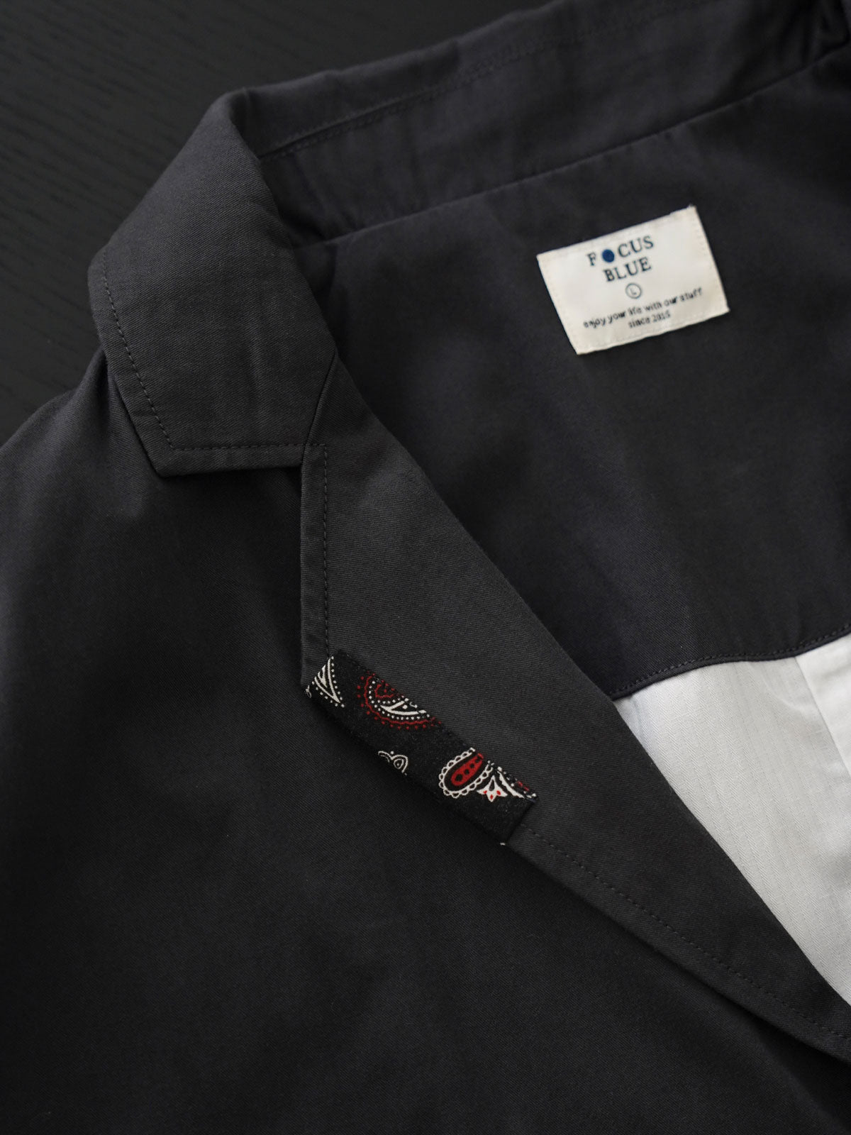 製品画像
「ヴィンテージ ペイズリー柄パッチルーズフィット テーラードジャケット全体イメージ。撥水素材と不規則なペイズリー柄パッチデザインが特徴のカジュアルな一着。」
詳細画像
「不規則に配置されたペイズリー柄パッチと高密度ヘリンボーン裏地のディテールクローズアップ。機能性とファッション性を融合したデザイン。」