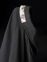 製品画像
「ヴィンテージ ペイズリー柄パッチルーズフィット テーラードジャケット全体イメージ。撥水素材と不規則なペイズリー柄パッチデザインが特徴のカジュアルな一着。」
詳細画像
「不規則に配置されたペイズリー柄パッチと高密度ヘリンボーン裏地のディテールクローズアップ。機能性とファッション性を融合したデザイン。」