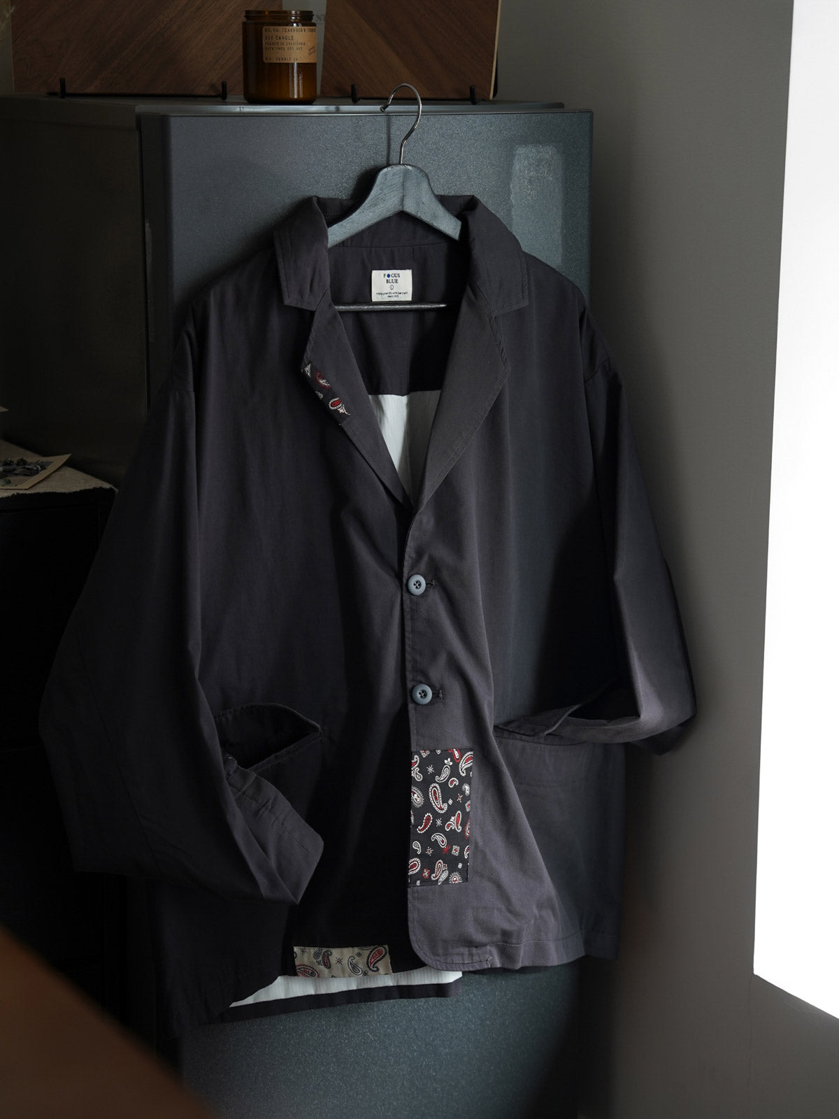 製品画像
「ヴィンテージ ペイズリー柄パッチルーズフィット テーラードジャケット全体イメージ。撥水素材と不規則なペイズリー柄パッチデザインが特徴のカジュアルな一着。」
詳細画像
「不規則に配置されたペイズリー柄パッチと高密度ヘリンボーン裏地のディテールクローズアップ。機能性とファッション性を融合したデザイン。」