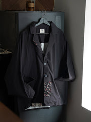 製品画像
「ヴィンテージ ペイズリー柄パッチルーズフィット テーラードジャケット全体イメージ。撥水素材と不規則なペイズリー柄パッチデザインが特徴のカジュアルな一着。」
詳細画像
「不規則に配置されたペイズリー柄パッチと高密度ヘリンボーン裏地のディテールクローズアップ。機能性とファッション性を融合したデザイン。」