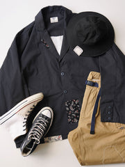 製品画像
「ヴィンテージ ペイズリー柄パッチルーズフィット テーラードジャケット全体イメージ。撥水素材と不規則なペイズリー柄パッチデザインが特徴のカジュアルな一着。」
詳細画像
「不規則に配置されたペイズリー柄パッチと高密度ヘリンボーン裏地のディテールクローズアップ。機能性とファッション性を融合したデザイン。」