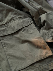 製品画像
「ヴィンテージ風 通勤用 トレンチジャケット全体イメージ。コーティング加工のチェック柄ファブリックとペイズリー柄コットン裏地が特徴の多機能デザイン。」
詳細画像
「ハードシェルのような質感を持つチェック柄ファブリックとペイズリー柄コットン裏地、隠しジップポケットや大型スナップボタンのディテールクローズアップ。」