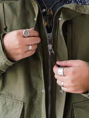 詳細画像
「ハードシェルのような質感を持つチェック柄ファブリックとペイズリー柄コットン裏地、隠しジップポケットや大型スナップボタンのディテールクローズアップ。」
モデル画像
「モデルがヴィンテージ風 通勤用 トレンチジャケットを着用し、大容量ポケットとルーズフィットシルエットで快適さとスタイリッシュさを両立した通勤コーディネート。」