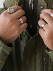 詳細画像
「ハードシェルのような質感を持つチェック柄ファブリックとペイズリー柄コットン裏地、隠しジップポケットや大型スナップボタンのディテールクローズアップ。」
モデル画像
「モデルがヴィンテージ風 通勤用 トレンチジャケットを着用し、大容量ポケットとルーズフィットシルエットで快適さとスタイリッシュさを両立した通勤コーディネート。」