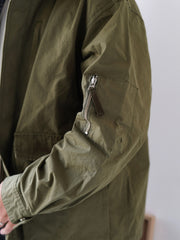 詳細画像
「ハードシェルのような質感を持つチェック柄ファブリックとペイズリー柄コットン裏地、隠しジップポケットや大型スナップボタンのディテールクローズアップ。」
モデル画像
「モデルがヴィンテージ風 通勤用 トレンチジャケットを着用し、大容量ポケットとルーズフィットシルエットで快適さとスタイリッシュさを両立した通勤コーディネート。」