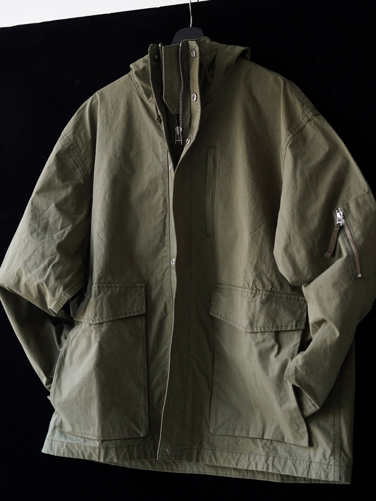 製品画像
「ヴィンテージ風 通勤用 トレンチジャケット全体イメージ。コーティング加工のチェック柄ファブリックとペイズリー柄コットン裏地が特徴の多機能デザイン。」
詳細画像
「ハードシェルのような質感を持つチェック柄ファブリックとペイズリー柄コットン裏地、隠しジップポケットや大型スナップボタンのディテールクローズアップ。」