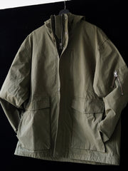 製品画像
「ヴィンテージ風 通勤用 トレンチジャケット全体イメージ。コーティング加工のチェック柄ファブリックとペイズリー柄コットン裏地が特徴の多機能デザイン。」
詳細画像
「ハードシェルのような質感を持つチェック柄ファブリックとペイズリー柄コットン裏地、隠しジップポケットや大型スナップボタンのディテールクローズアップ。」