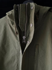 製品画像
「ヴィンテージ風 通勤用 トレンチジャケット全体イメージ。コーティング加工のチェック柄ファブリックとペイズリー柄コットン裏地が特徴の多機能デザイン。」
詳細画像
「ハードシェルのような質感を持つチェック柄ファブリックとペイズリー柄コットン裏地、隠しジップポケットや大型スナップボタンのディテールクローズアップ。」