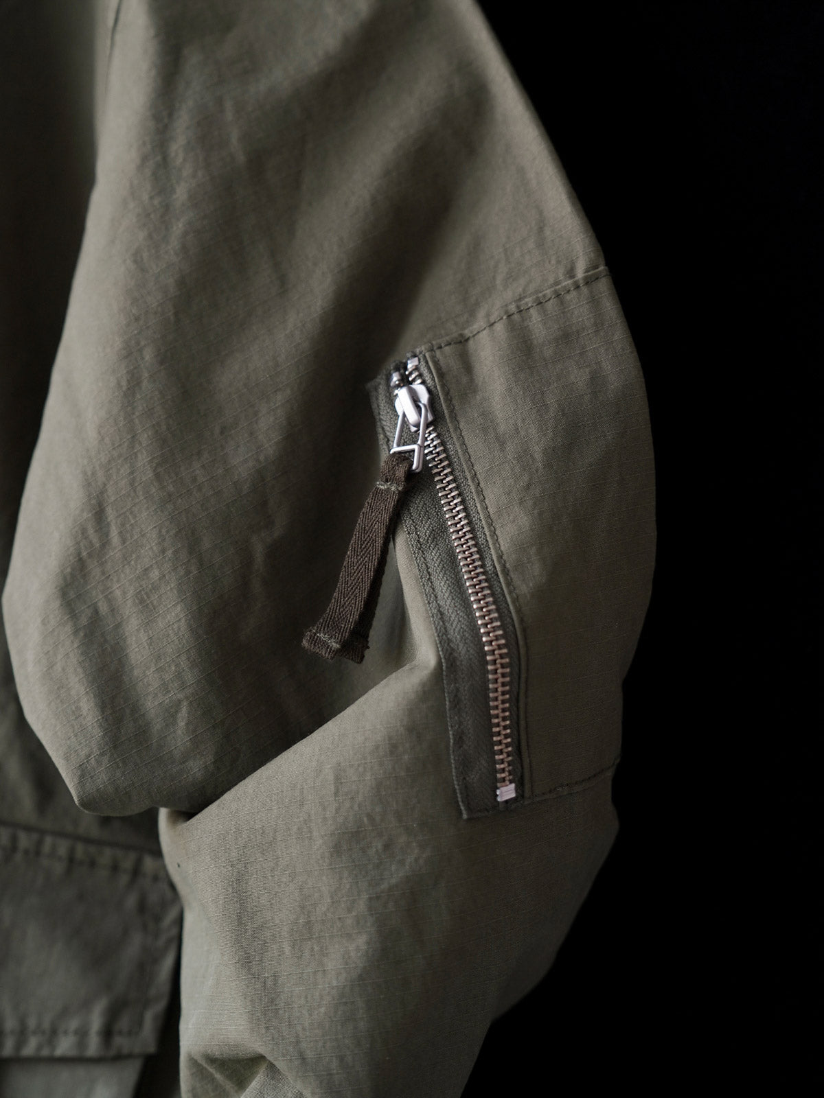 製品画像
「ヴィンテージ風 通勤用 トレンチジャケット全体イメージ。コーティング加工のチェック柄ファブリックとペイズリー柄コットン裏地が特徴の多機能デザイン。」
詳細画像
「ハードシェルのような質感を持つチェック柄ファブリックとペイズリー柄コットン裏地、隠しジップポケットや大型スナップボタンのディテールクローズアップ。」