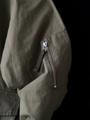 製品画像
「ヴィンテージ風 通勤用 トレンチジャケット全体イメージ。コーティング加工のチェック柄ファブリックとペイズリー柄コットン裏地が特徴の多機能デザイン。」
詳細画像
「ハードシェルのような質感を持つチェック柄ファブリックとペイズリー柄コットン裏地、隠しジップポケットや大型スナップボタンのディテールクローズアップ。」