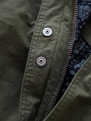 製品画像
「ヴィンテージ風 通勤用 トレンチジャケット全体イメージ。コーティング加工のチェック柄ファブリックとペイズリー柄コットン裏地が特徴の多機能デザイン。」
詳細画像
「ハードシェルのような質感を持つチェック柄ファブリックとペイズリー柄コットン裏地、隠しジップポケットや大型スナップボタンのディテールクローズアップ。」