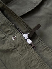 製品画像
「ヴィンテージ風 通勤用 トレンチジャケット全体イメージ。コーティング加工のチェック柄ファブリックとペイズリー柄コットン裏地が特徴の多機能デザイン。」
詳細画像
「ハードシェルのような質感を持つチェック柄ファブリックとペイズリー柄コットン裏地、隠しジップポケットや大型スナップボタンのディテールクローズアップ。」