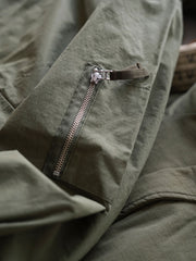 製品画像
「ヴィンテージ風 通勤用 トレンチジャケット全体イメージ。コーティング加工のチェック柄ファブリックとペイズリー柄コットン裏地が特徴の多機能デザイン。」
詳細画像
「ハードシェルのような質感を持つチェック柄ファブリックとペイズリー柄コットン裏地、隠しジップポケットや大型スナップボタンのディテールクローズアップ。」