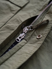 製品画像
「ヴィンテージ風 通勤用 トレンチジャケット全体イメージ。コーティング加工のチェック柄ファブリックとペイズリー柄コットン裏地が特徴の多機能デザイン。」
詳細画像
「ハードシェルのような質感を持つチェック柄ファブリックとペイズリー柄コットン裏地、隠しジップポケットや大型スナップボタンのディテールクローズアップ。」