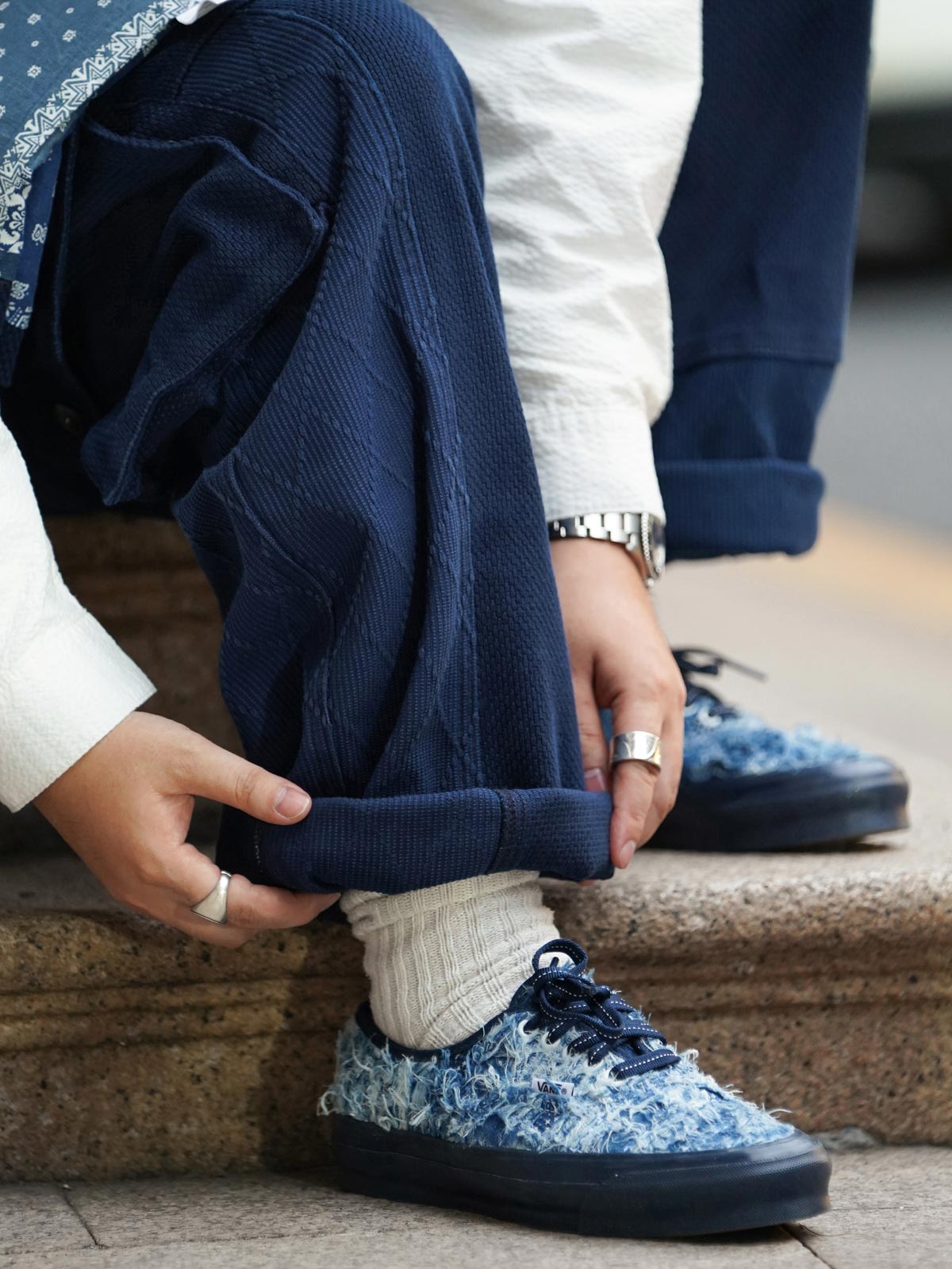 詳細画像
「剣道着に使用される藍染め生地と刺し子の不規則なパッチワークディテール。酵素ウォッシュ加工による自然な色褪せ感と奥行きのあるテクスチャーが魅力。」
モデル画像
「藍染め パッチワーク 刺し子 カーゴパンツをカジュアルスタイルで着用したモデル。ルーズフィットシルエットが快適さと動きやすさを演出。」