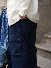 詳細画像
「剣道着に使用される藍染め生地と刺し子の不規則なパッチワークディテール。酵素ウォッシュ加工による自然な色褪せ感と奥行きのあるテクスチャーが魅力。」
モデル画像
「藍染め パッチワーク 刺し子 カーゴパンツをカジュアルスタイルで着用したモデル。ルーズフィットシルエットが快適さと動きやすさを演出。」