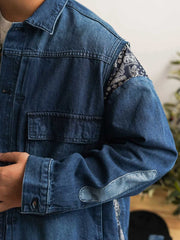 詳細画像
「デコンストラクション パッチワーク ペイズリー柄 デニムジャケットのディテール特写。袖口や裾に施されたペイズリー柄パッチワークのクラフトマンシップや、意図的にずらしたボタンデザインが、ヴィンテージ感と個性を際立たせる。左右非対称の再構築デザインが視覚的なユニークさを演出。」
モデル画像
「デコンストラクション パッチワーク ペイズリー柄 デニムジャケットを着用したモデルが、ワークパンツと組み合わせたレトロなヴィンテージスタイルを披露。オーバーサイズシルエットで自由な着こなしが楽しめるトレンド感あふれるコーディネート。」