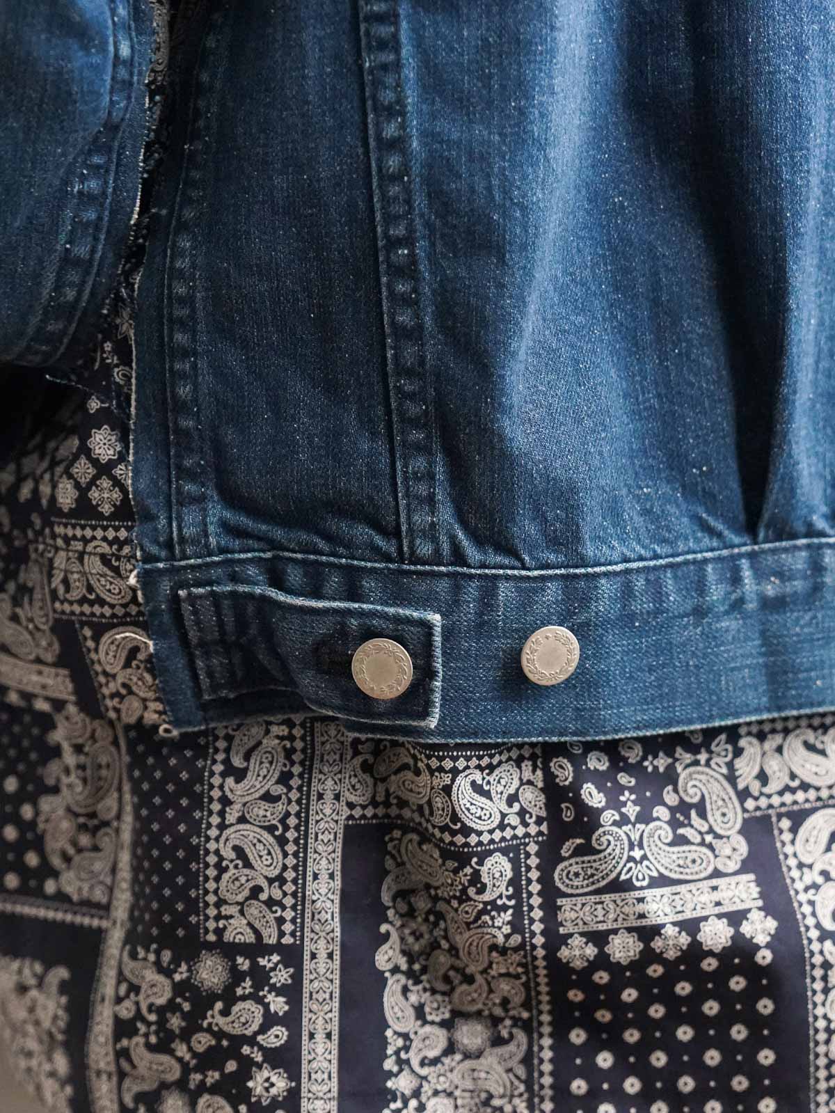 詳細画像
「デコンストラクション パッチワーク ペイズリー柄 デニムジャケットのディテール特写。袖口や裾に施されたペイズリー柄パッチワークのクラフトマンシップや、意図的にずらしたボタンデザインが、ヴィンテージ感と個性を際立たせる。左右非対称の再構築デザインが視覚的なユニークさを演出。」
モデル画像
「デコンストラクション パッチワーク ペイズリー柄 デニムジャケットを着用したモデルが、ワークパンツと組み合わせたレトロなヴィンテージスタイルを披露。オーバーサイズシルエットで自由な着こなしが楽しめるトレンド感あふれるコーディネート。」