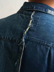 詳細画像
「デコンストラクション パッチワーク ペイズリー柄 デニムジャケットのディテール特写。袖口や裾に施されたペイズリー柄パッチワークのクラフトマンシップや、意図的にずらしたボタンデザインが、ヴィンテージ感と個性を際立たせる。左右非対称の再構築デザインが視覚的なユニークさを演出。」
モデル画像
「デコンストラクション パッチワーク ペイズリー柄 デニムジャケットを着用したモデルが、ワークパンツと組み合わせたレトロなヴィンテージスタイルを披露。オーバーサイズシルエットで自由な着こなしが楽しめるトレンド感あふれるコーディネート。」