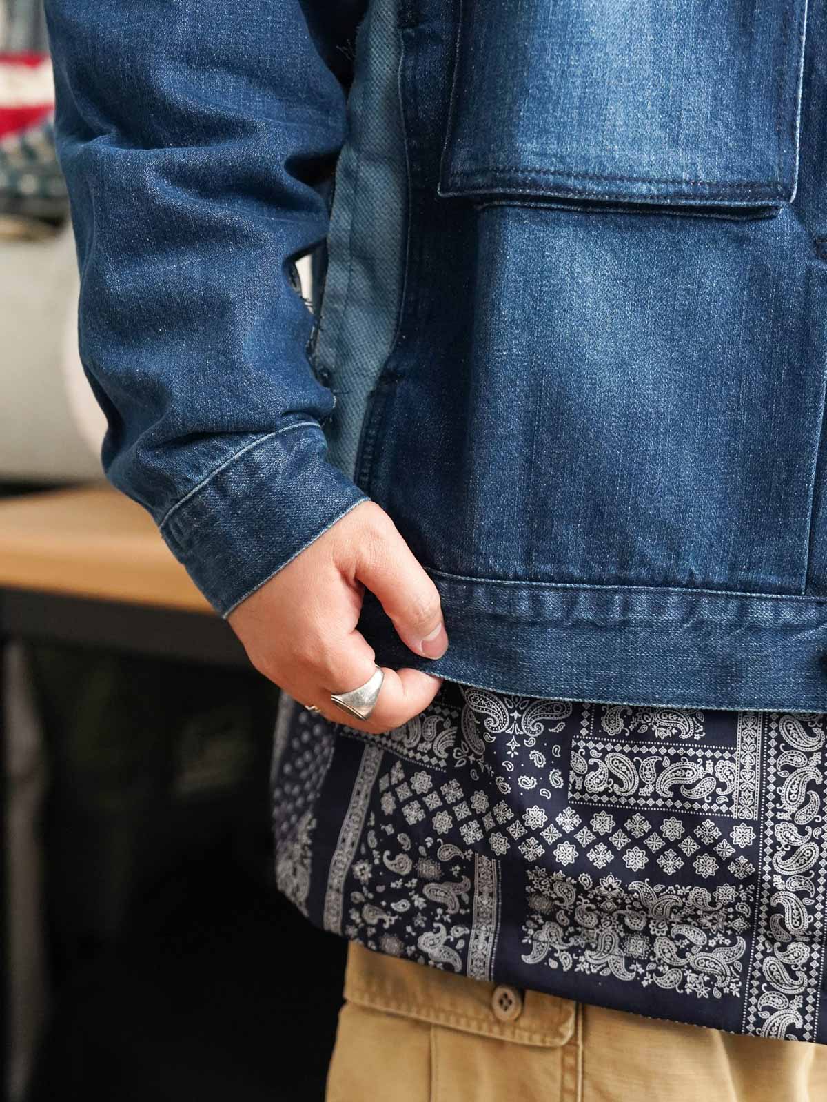 詳細画像
「デコンストラクション パッチワーク ペイズリー柄 デニムジャケットのディテール特写。袖口や裾に施されたペイズリー柄パッチワークのクラフトマンシップや、意図的にずらしたボタンデザインが、ヴィンテージ感と個性を際立たせる。左右非対称の再構築デザインが視覚的なユニークさを演出。」
モデル画像
「デコンストラクション パッチワーク ペイズリー柄 デニムジャケットを着用したモデルが、ワークパンツと組み合わせたレトロなヴィンテージスタイルを披露。オーバーサイズシルエットで自由な着こなしが楽しめるトレンド感あふれるコーディネート。」