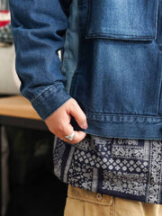 詳細画像
「デコンストラクション パッチワーク ペイズリー柄 デニムジャケットのディテール特写。袖口や裾に施されたペイズリー柄パッチワークのクラフトマンシップや、意図的にずらしたボタンデザインが、ヴィンテージ感と個性を際立たせる。左右非対称の再構築デザインが視覚的なユニークさを演出。」
モデル画像
「デコンストラクション パッチワーク ペイズリー柄 デニムジャケットを着用したモデルが、ワークパンツと組み合わせたレトロなヴィンテージスタイルを披露。オーバーサイズシルエットで自由な着こなしが楽しめるトレンド感あふれるコーディネート。」