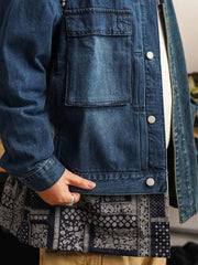 詳細画像
「デコンストラクション パッチワーク ペイズリー柄 デニムジャケットのディテール特写。袖口や裾に施されたペイズリー柄パッチワークのクラフトマンシップや、意図的にずらしたボタンデザインが、ヴィンテージ感と個性を際立たせる。左右非対称の再構築デザインが視覚的なユニークさを演出。」
モデル画像
「デコンストラクション パッチワーク ペイズリー柄 デニムジャケットを着用したモデルが、ワークパンツと組み合わせたレトロなヴィンテージスタイルを披露。オーバーサイズシルエットで自由な着こなしが楽しめるトレンド感あふれるコーディネート。」