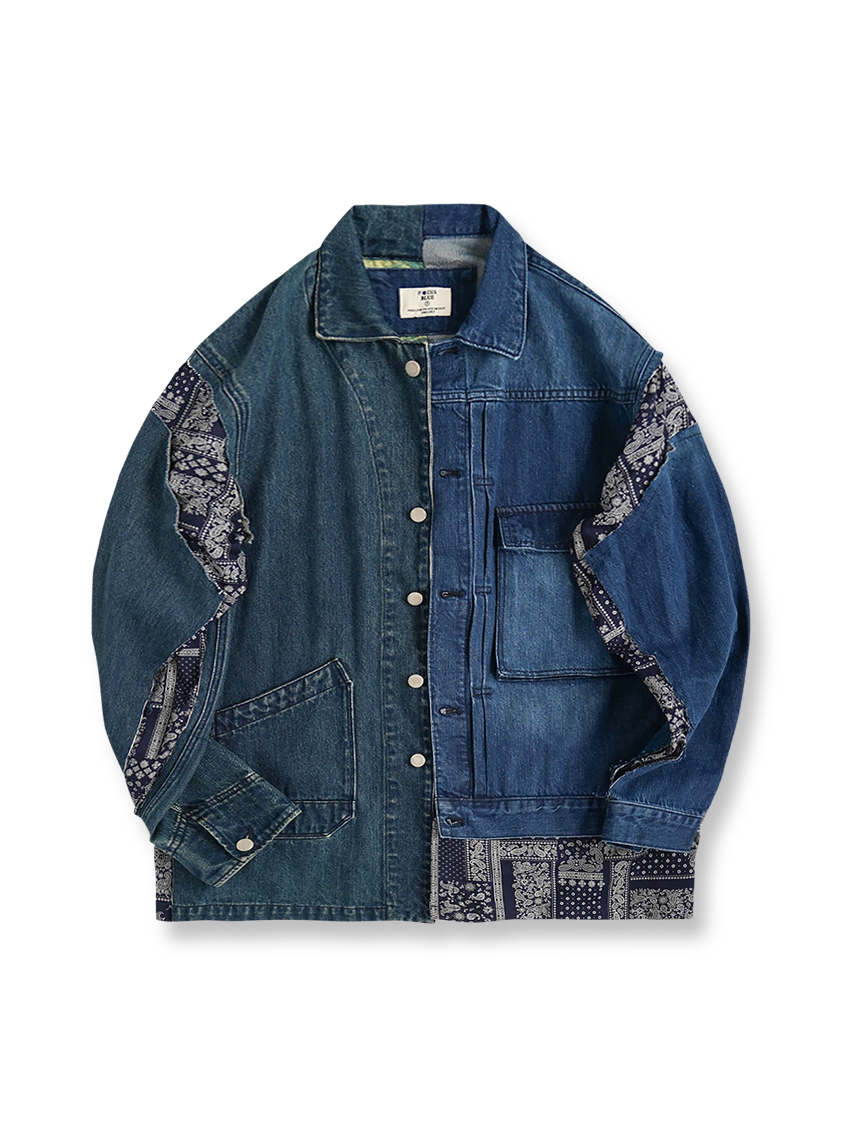 製品画像
「デコンストラクション パッチワーク ペイズリー柄 デニムジャケットの正面全体図。左右非対称デザインが特徴で、袖口やサイドシーム、裾部分にペイズリー柄のパッチワークを施した、ヴィンテージ感あふれる独特な解体美学のデザイン。オーバーサイズシルエットで快適な着心地を提供する希少な一着。」
詳細画像
「デコンストラクション パッチワーク ペイズリー柄 デニムジャケットのディテール特写。袖口や裾に施されたペイズリー柄パッチワークのクラフトマンシップや、意図的にずらしたボタンデザインが、ヴィンテージ感と個性を際立たせる。左右非対称の再構築デザインが視覚的なユニークさを演出。」