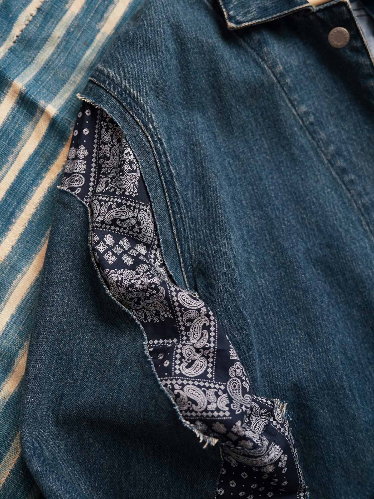 製品画像
「デコンストラクション パッチワーク ペイズリー柄 デニムジャケットの正面全体図。左右非対称デザインが特徴で、袖口やサイドシーム、裾部分にペイズリー柄のパッチワークを施した、ヴィンテージ感あふれる独特な解体美学のデザイン。オーバーサイズシルエットで快適な着心地を提供する希少な一着。」
詳細画像
「デコンストラクション パッチワーク ペイズリー柄 デニムジャケットのディテール特写。袖口や裾に施されたペイズリー柄パッチワークのクラフトマンシップや、意図的にずらしたボタンデザインが、ヴィンテージ感と個性を際立たせる。左右非対称の再構築デザインが視覚的なユニークさを演出。」