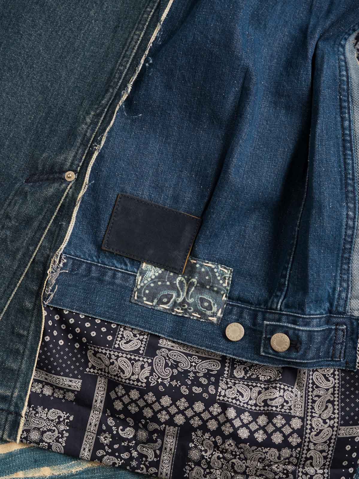 製品画像
「デコンストラクション パッチワーク ペイズリー柄 デニムジャケットの正面全体図。左右非対称デザインが特徴で、袖口やサイドシーム、裾部分にペイズリー柄のパッチワークを施した、ヴィンテージ感あふれる独特な解体美学のデザイン。オーバーサイズシルエットで快適な着心地を提供する希少な一着。」
詳細画像
「デコンストラクション パッチワーク ペイズリー柄 デニムジャケットのディテール特写。袖口や裾に施されたペイズリー柄パッチワークのクラフトマンシップや、意図的にずらしたボタンデザインが、ヴィンテージ感と個性を際立たせる。左右非対称の再構築デザインが視覚的なユニークさを演出。」