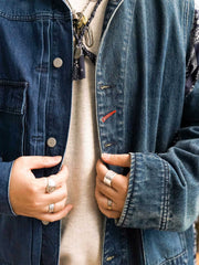 製品画像
「デコンストラクション パッチワーク ペイズリー柄 デニムジャケットの正面全体図。左右非対称デザインが特徴で、袖口やサイドシーム、裾部分にペイズリー柄のパッチワークを施した、ヴィンテージ感あふれる独特な解体美学のデザイン。オーバーサイズシルエットで快適な着心地を提供する希少な一着。」
詳細画像
「デコンストラクション パッチワーク ペイズリー柄 デニムジャケットのディテール特写。袖口や裾に施されたペイズリー柄パッチワークのクラフトマンシップや、意図的にずらしたボタンデザインが、ヴィンテージ感と個性を際立たせる。左右非対称の再構築デザインが視覚的なユニークさを演出。」