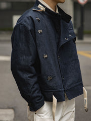 詳細画像
デッキフックとスウェードラベルのディテールクローズアップ。海軍スタイルのボタンとレトロなデザインがミリタリー感を際立たせる。
モデル画像
モデルが着用したレトロなバイカージャケットの冬のスタイル展示。デニムとワークブーツとの相性が抜群で、硬派な冬のコーディネートが完成。