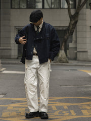 詳細画像
デッキフックとスウェードラベルのディテールクローズアップ。海軍スタイルのボタンとレトロなデザインがミリタリー感を際立たせる。
モデル画像
モデルが着用したレトロなバイカージャケットの冬のスタイル展示。デニムとワークブーツとの相性が抜群で、硬派な冬のコーディネートが完成。