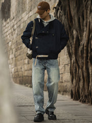 詳細画像
デッキフックとスウェードラベルのディテールクローズアップ。海軍スタイルのボタンとレトロなデザインがミリタリー感を際立たせる。
モデル画像
モデルが着用したレトロなバイカージャケットの冬のスタイル展示。デニムとワークブーツとの相性が抜群で、硬派な冬のコーディネートが完成。