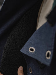 製品画像
スウェーデン デニム バイカージャケット全体展示図。13oz重厚デニムとシープスキン型の内側が特徴的な、冬のミリタリーレトロスタイルジャケット。
詳細画像
デッキフックとスウェードラベルのディテールクローズアップ。海軍スタイルのボタンとレトロなデザインがミリタリー感を際立たせる。