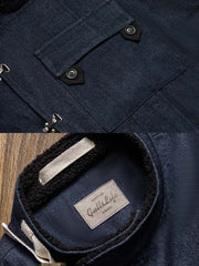 製品画像
スウェーデン デニム バイカージャケット全体展示図。13oz重厚デニムとシープスキン型の内側が特徴的な、冬のミリタリーレトロスタイルジャケット。
詳細画像
デッキフックとスウェードラベルのディテールクローズアップ。海軍スタイルのボタンとレトロなデザインがミリタリー感を際立たせる。