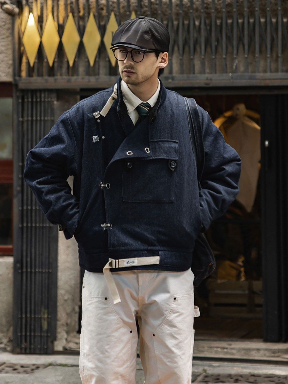 詳細画像
デッキフックとスウェードラベルのディテールクローズアップ。海軍スタイルのボタンとレトロなデザインがミリタリー感を際立たせる。
モデル画像
モデルが着用したレトロなバイカージャケットの冬のスタイル展示。デニムとワークブーツとの相性が抜群で、硬派な冬のコーディネートが完成。