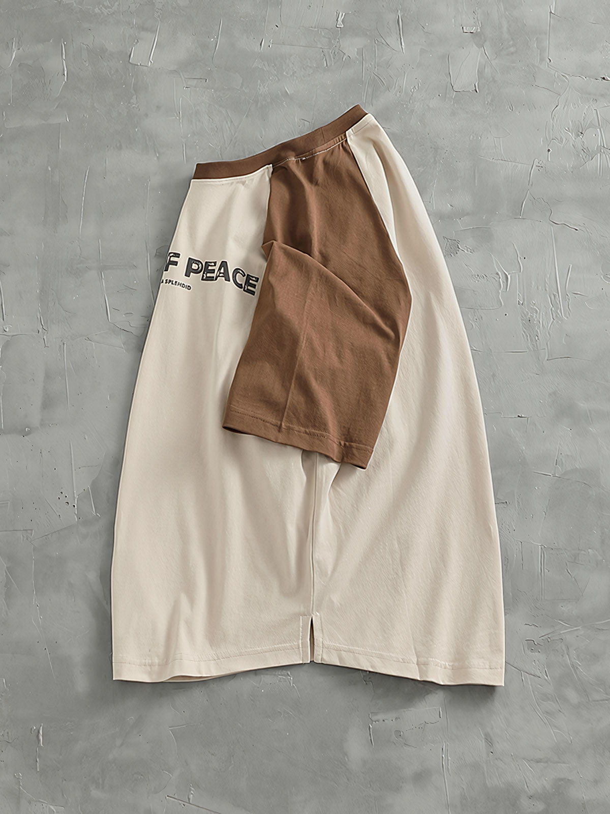 Tシャツのラグランスリーブとカーブヘムの詳細