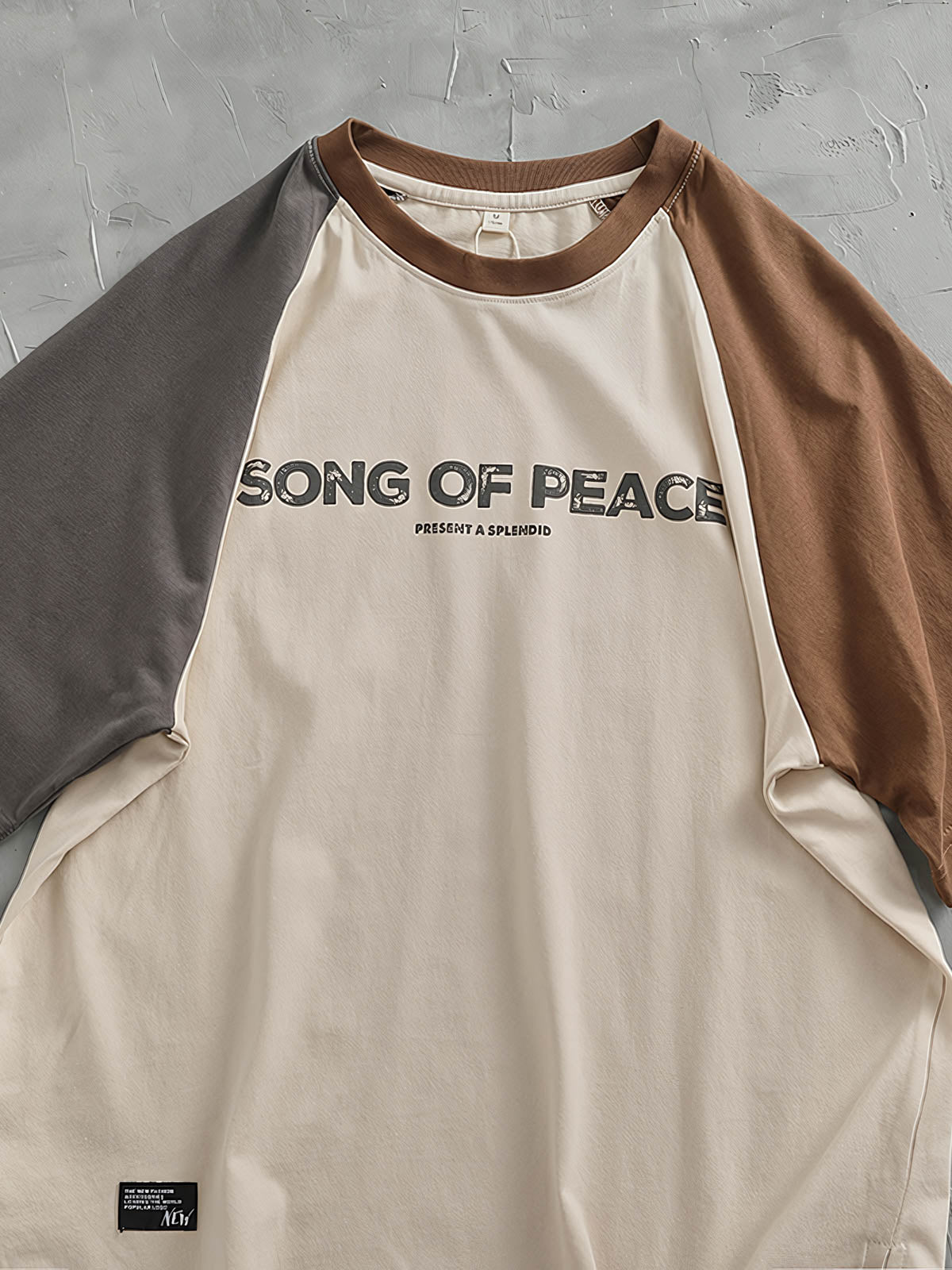 Tシャツのラグランスリーブとカーブヘムの詳細