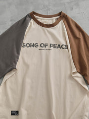 Tシャツのラグランスリーブとカーブヘムの詳細