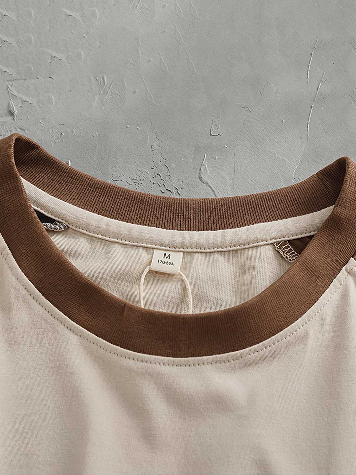 Tシャツのラグランスリーブとカーブヘムの詳細