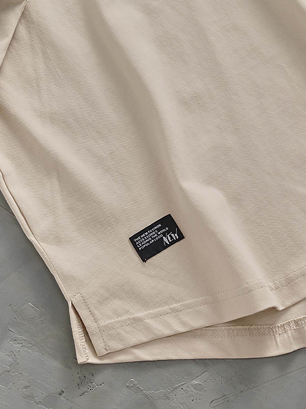 Tシャツのラグランスリーブとカーブヘムの詳細