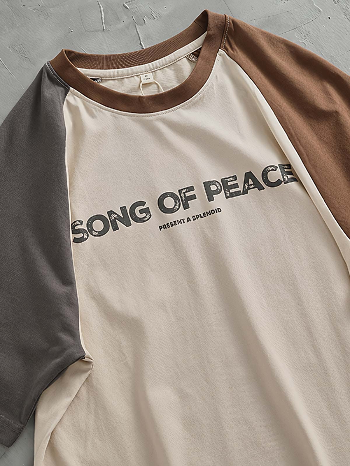 Tシャツのラグランスリーブとカーブヘムの詳細