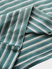 Tシャツの調節可能なドローストリング襟のクローズアップ。詳細なステッチとストライプパターンが特徴。