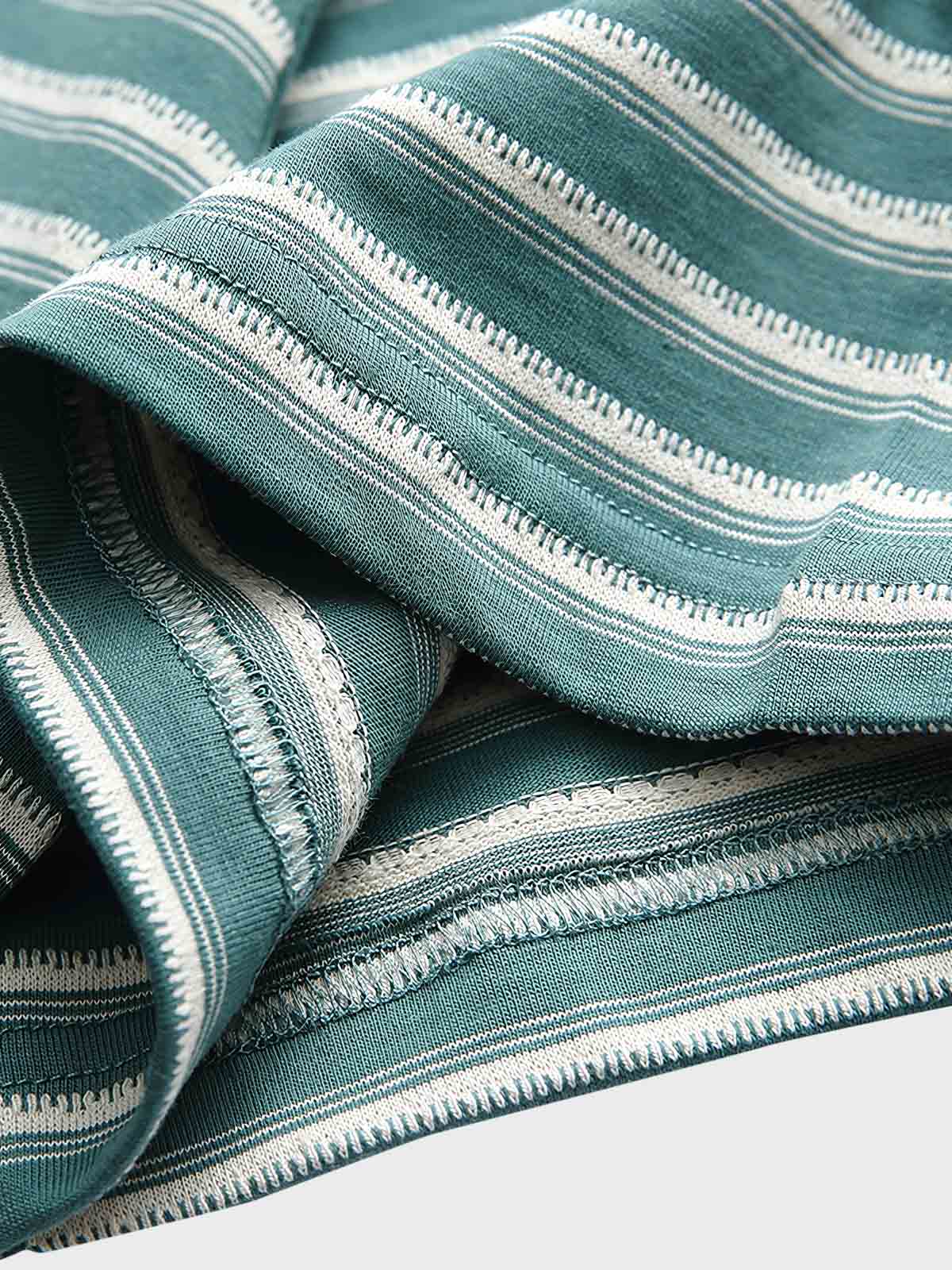 Tシャツの調節可能なドローストリング襟のクローズアップ。詳細なステッチとストライプパターンが特徴。