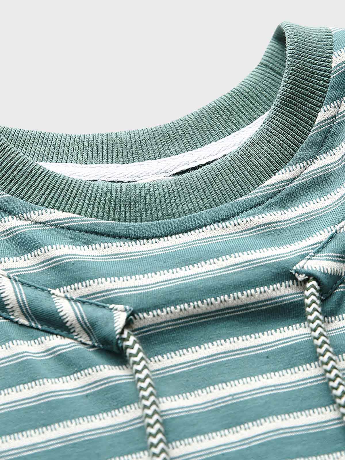 Tシャツの調節可能なドローストリング襟のクローズアップ。詳細なステッチとストライプパターンが特徴。