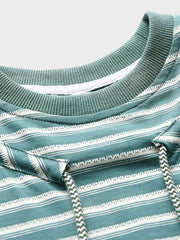Tシャツの調節可能なドローストリング襟のクローズアップ。詳細なステッチとストライプパターンが特徴。