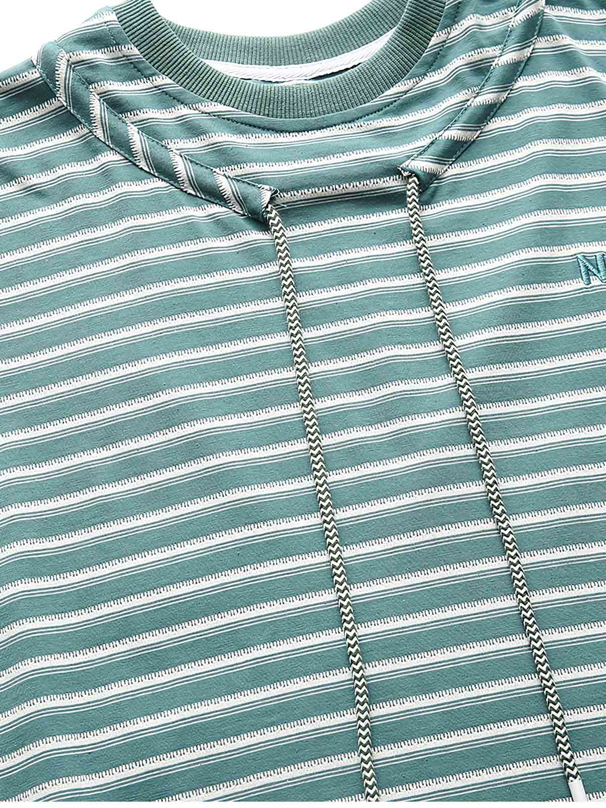 Tシャツの調節可能なドローストリング襟のクローズアップ。詳細なステッチとストライプパターンが特徴。